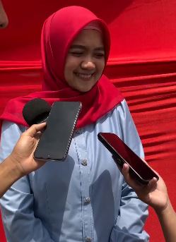 Nyoblos di TPS 19 Desa Tunggakjati, Gina: Pilkada Jadi Puncak Ikhtiar Kami untuk Membangun Karawang