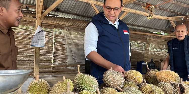 Anies Hadiri Pesta UMKM di Tarumajaya dan Makan Durian Loji Karawang