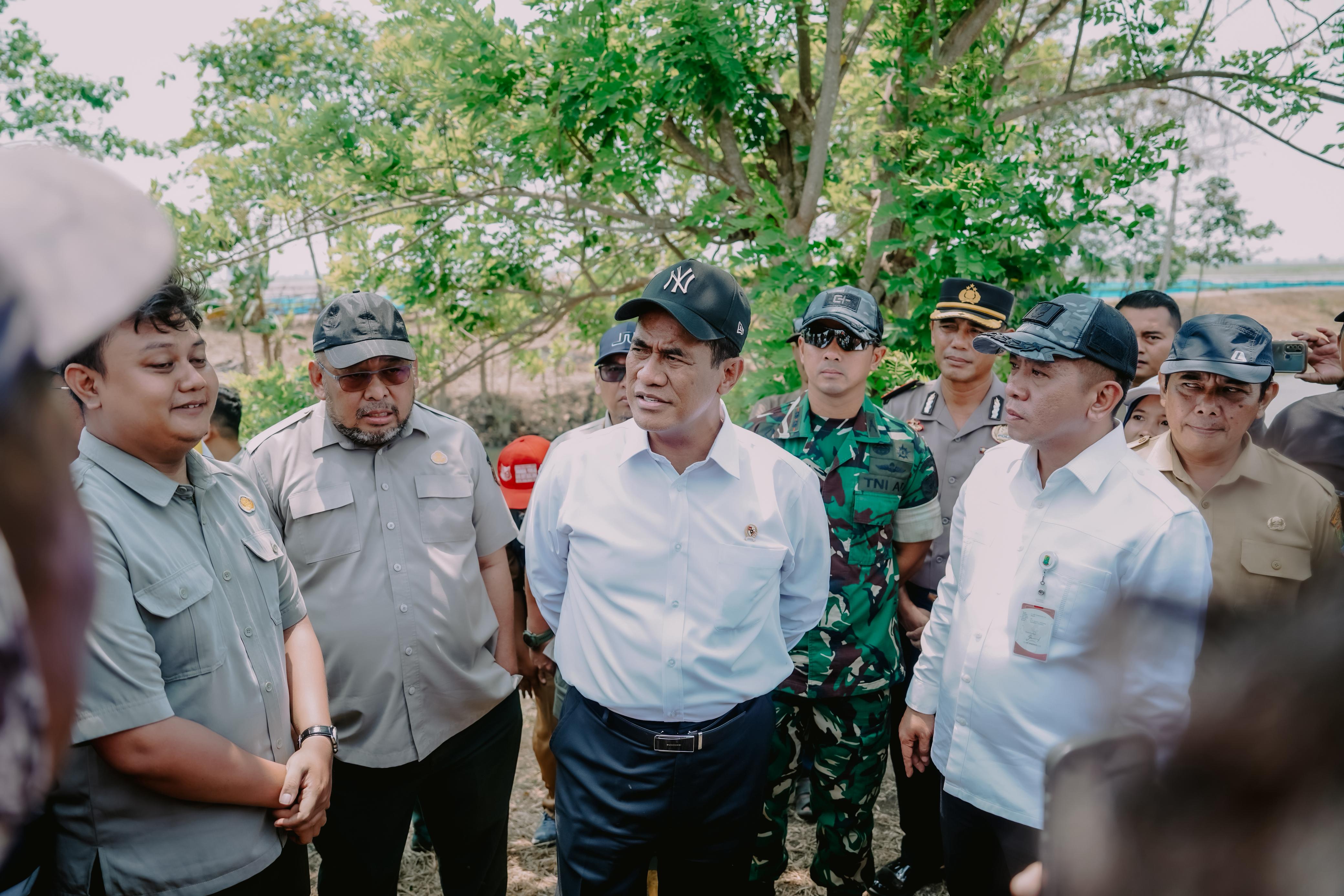 Bahu Membahu Percepat Normalisasi Irigasi, Mentan Amran-Bupati Aep Turun ke Lokasi Kekeringan Karawang