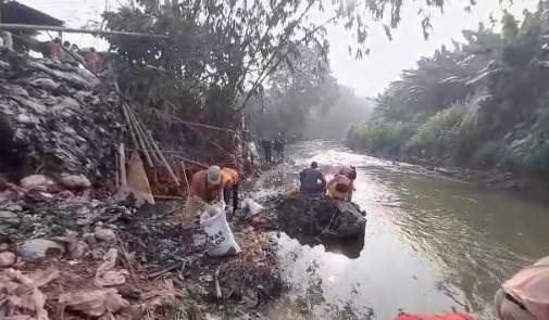 Gebrak Kali Cikeas, Ratusan Relawan Bersihkan 2,5 Ton Sampah di Bantaran Sungai