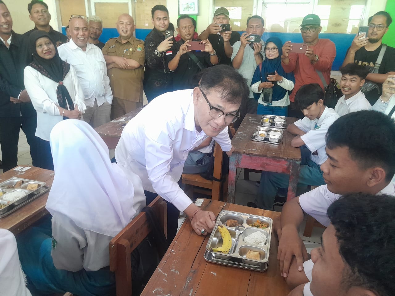 Budiman Sudjatmiko Tinjau Aktivasi Program Makan Bergizi Gratis di Karawang