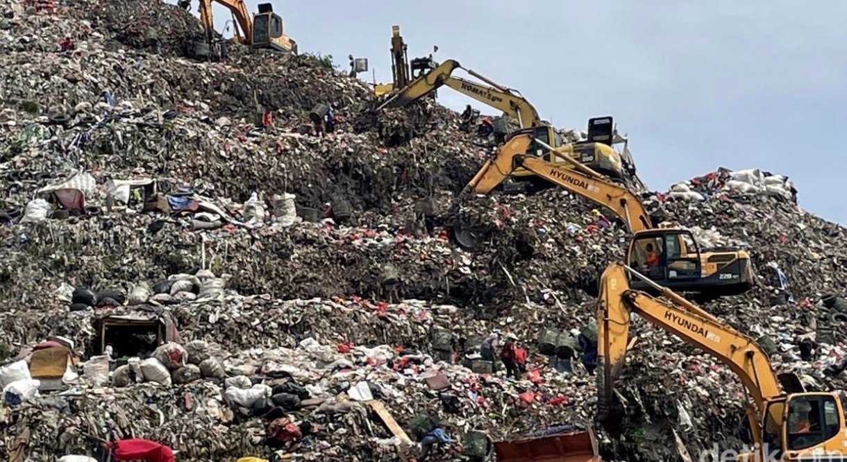 Kota Bekasi kini menghadapi situasi yang disebut sebagai “darurat sampah” akibat tingginya volume limbah rumah
