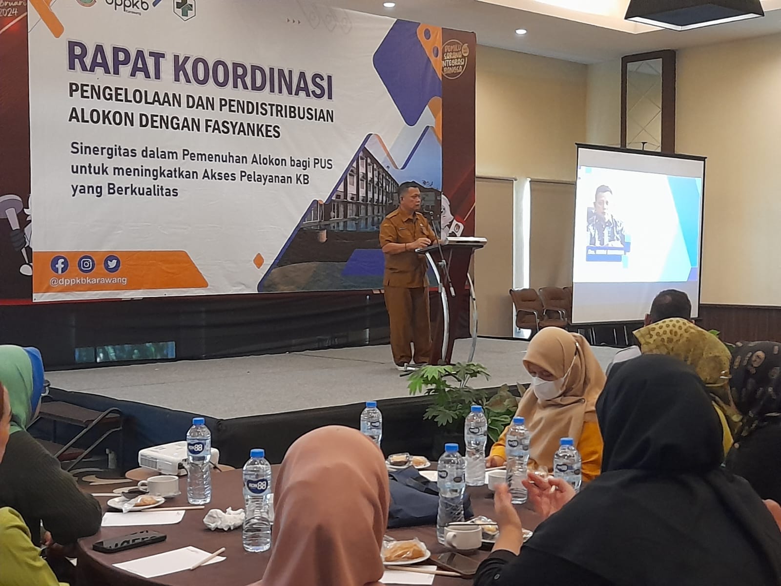 DPPKB Kabupaten Karawang Gelar Rakor Pengelolaan dan Pendistribusian Alokon dengan Fasyankes di Hotel Akshaya