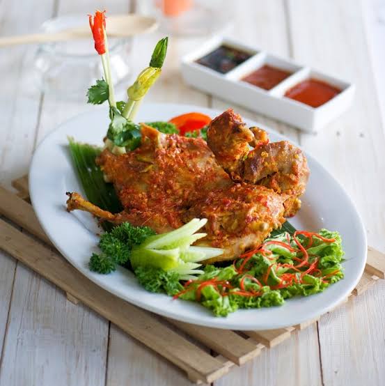 Menyegarkan, Ini Resep Membiat Ayam Bumbu Rujak Yang Wajib Moms Recook