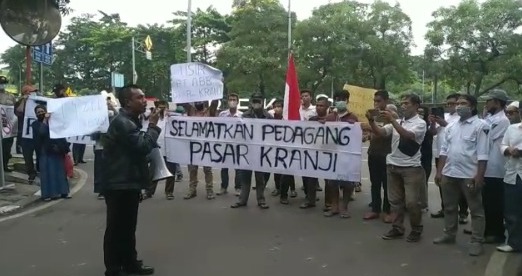 Suarakan 4 Tuntutan Terkait Revitalisasi Pasar Kranji, Puluhan Pedagang Aksi di Pemkot dan Kejari Bekasi