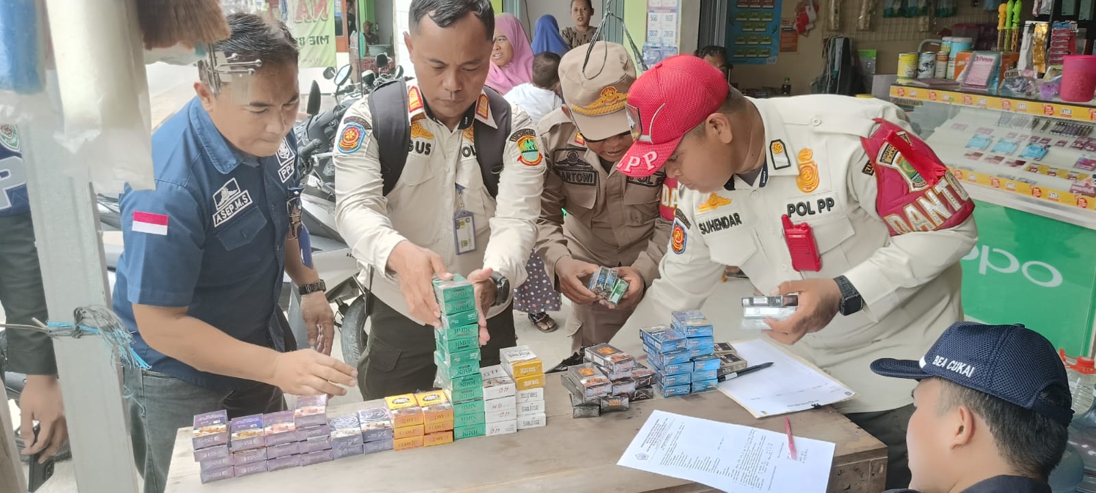 Puluhan Personil Gabungan Gelar Operasi Pemberantasan Barang Kena Cukai Hasil Tembakau di 2 Kecamatan Karawang