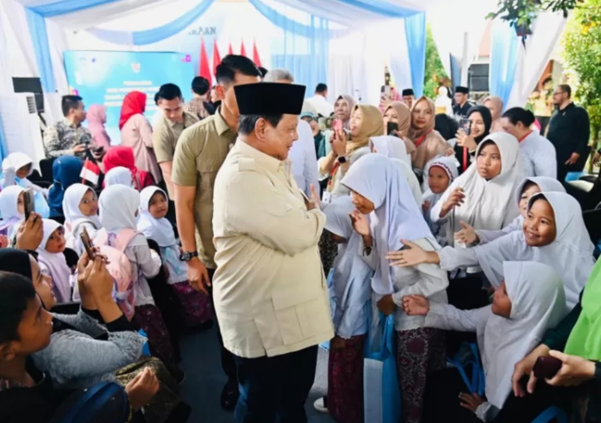 Ribuan Pelajar Sambut Kedatangan Presiden Prabowo di Kota Bekasi