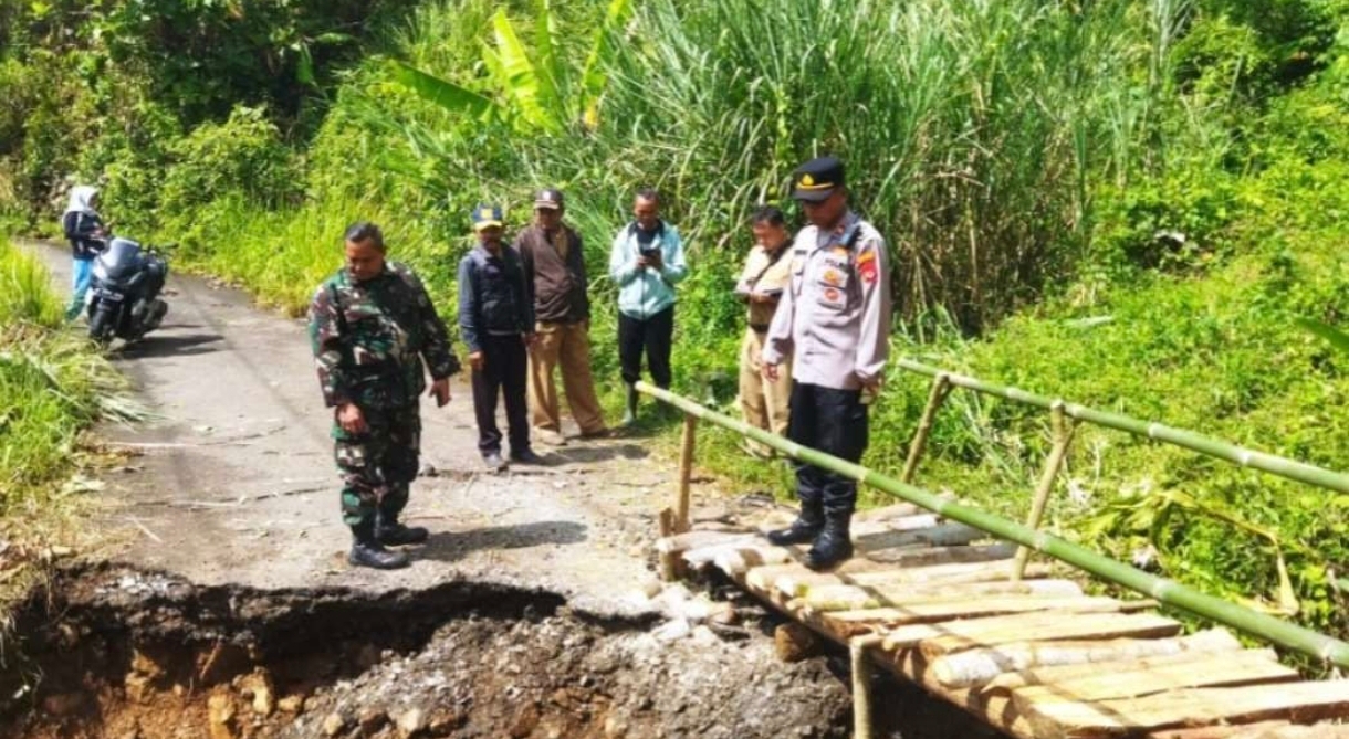 Jembatan Cibenda di Garut Rusak Usai Hujan Deras