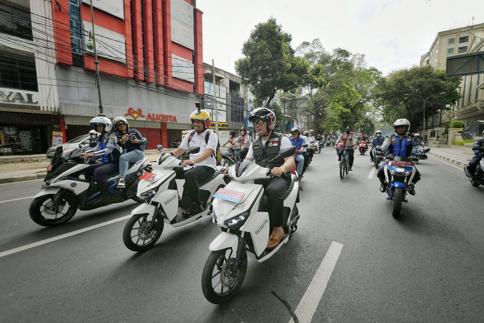 Kang Emil dan Bobby Nasution Konvoi Gunakan Motor Listrik Mengitari Jalanan Kota Medan 