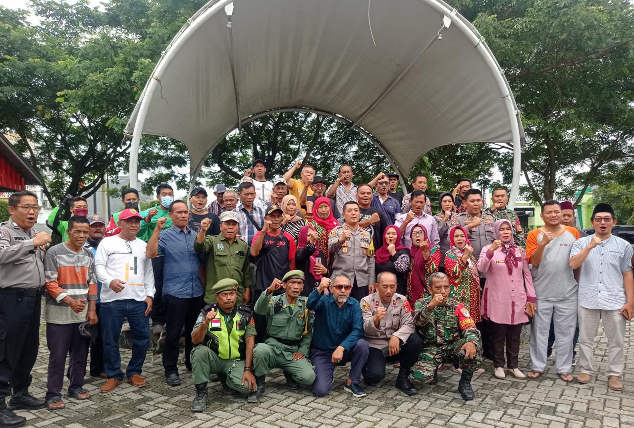  Polres Karawang Menggelar Kegiatan  Jumat Curhat untuk Mendengar Keluhan Langsung Warga  