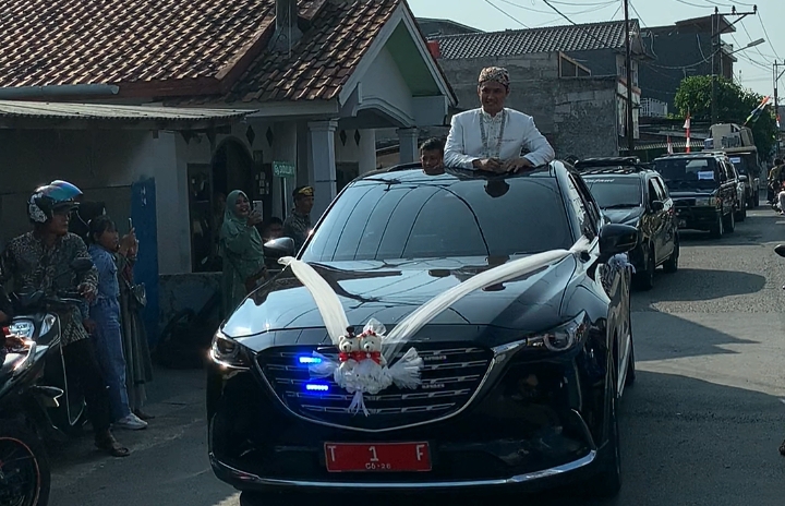 Tren 'Injak Mobil Bupati Karawang' Sedang Viral Dikalangan Milenial Karawang 