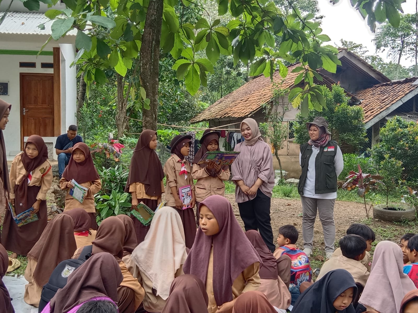 Pustakling Disarpus Kabupaten Karawang Kunjungi Taman Baca Pelosok Bumi di SDN Wanajaya III Telukjambe