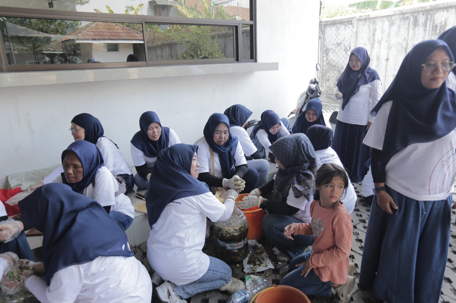 PERURI Dorong Ibu Rumah Tangga di Karawang Sulap Sampah Jadi Sumber Penghasilan