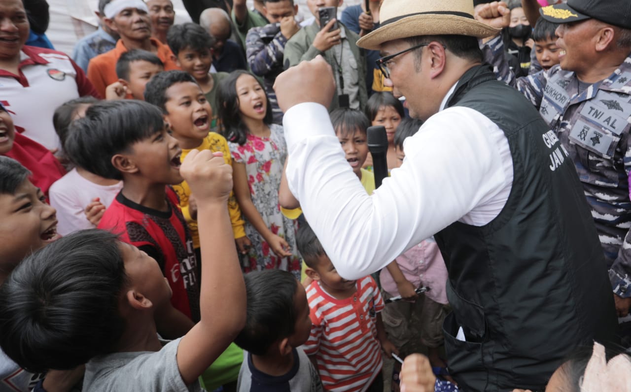 Hibur Anak-anak Terdampak Gempa Cianjur, Kang Emil Bagikan Piza sampai Nanyi Bersama