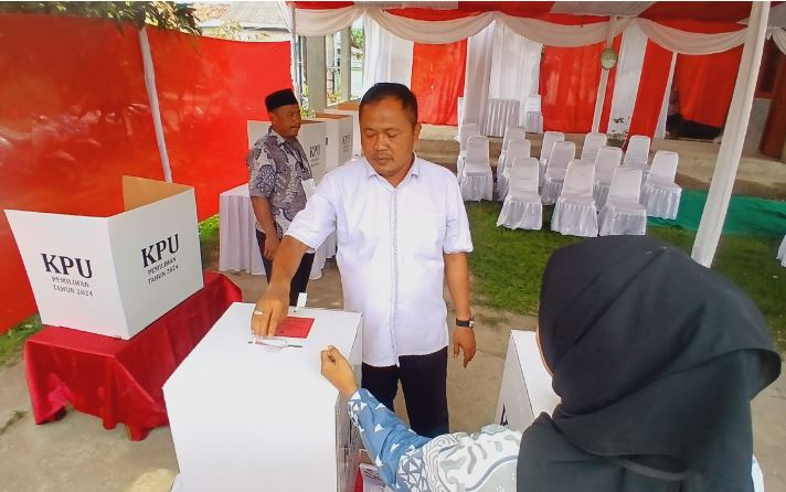 Antri Bareng Pemilih Lainnya, Maslani Nyoblos di TPS 23 Perum Permata Regency