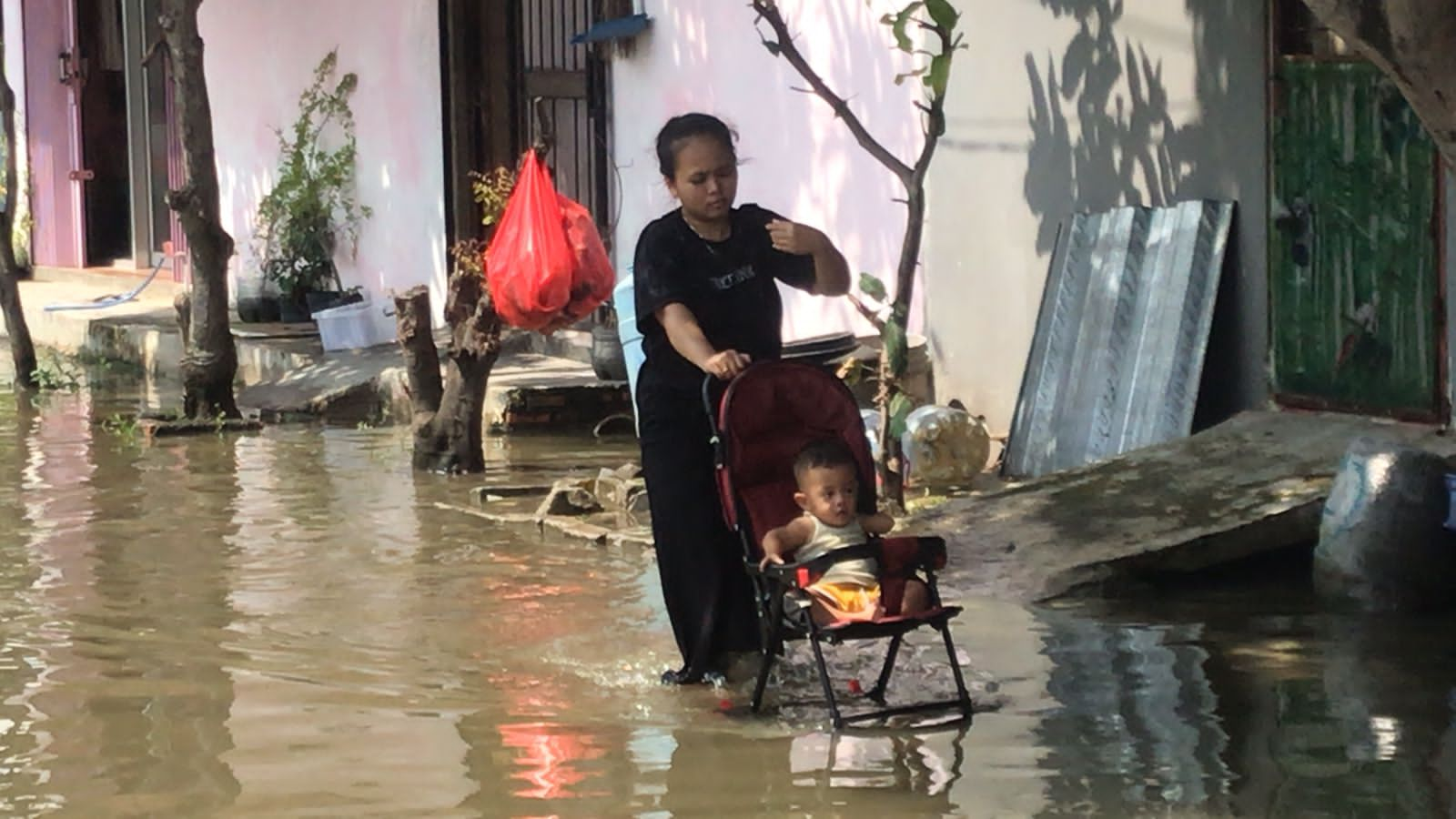 Banjir Rendam Perumahan GCC, Ribuan Warga Terdampak, Aktivitas Warga Terganggu