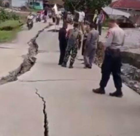 Viral, Fenomena Tanah Bergerak Usai Diguyur Hujan Deras di Bekasi, Jalanan Amblas, Begini Kronologinya....