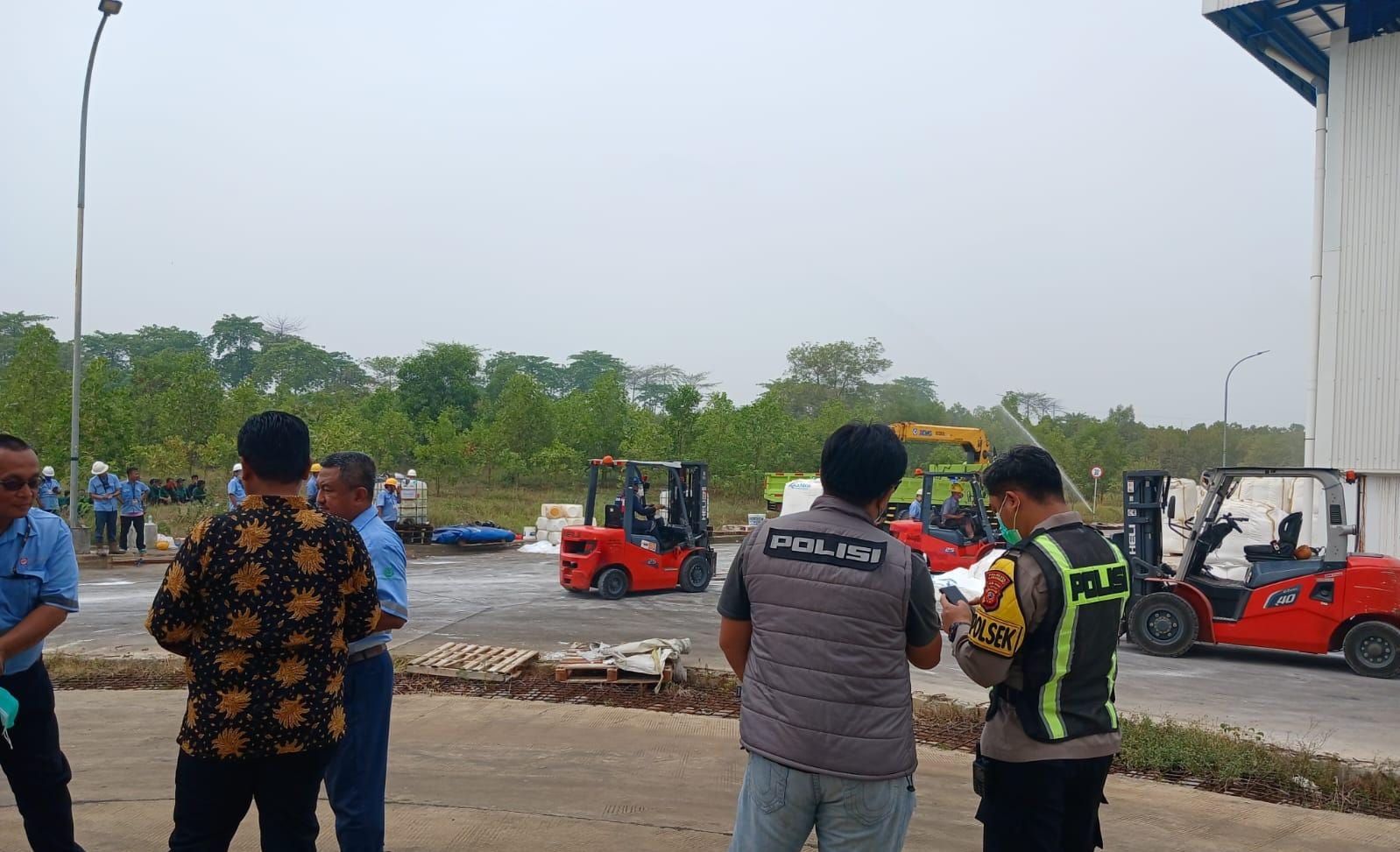 Bau Menyengat Diduga Akibat Bahan Kimia di PT Pindo Deli 2, Warga Dua Desa Mendapat Penanganan Medis