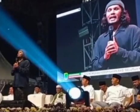 Ribuan Warga Hadiri Ceramah Ustadz Hanan Attaki di Karawang Mengaji