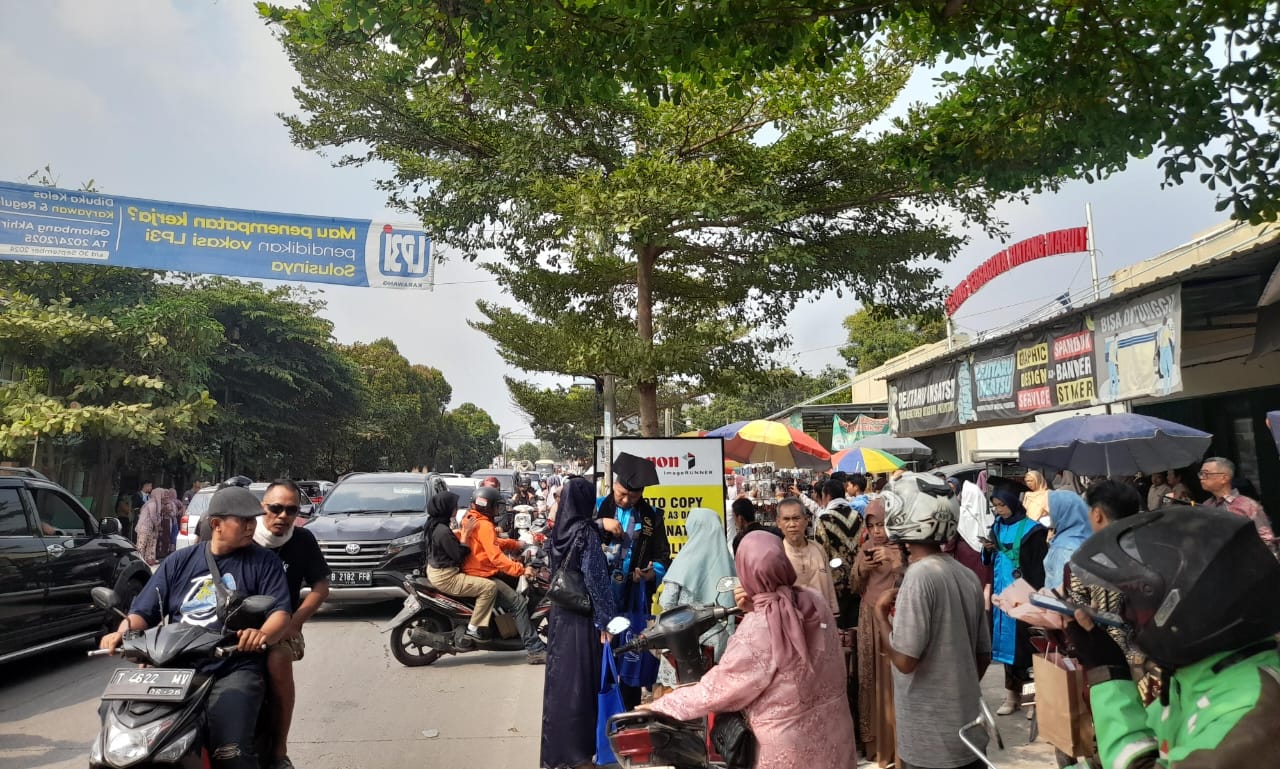 Ada Wisuda UBP Karawang, Lalu Lintas di Jalan Raya Syeh Quro Macet Parah, Banyak Kendaraan Terjebak Macet