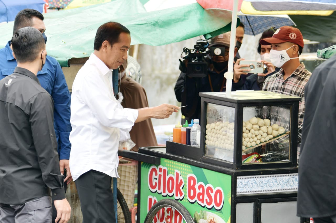 Jelang Nataru, Jokowi Cek Harga di Pasar Cigombong Bogor dan Bagikan Bansos kepada Pedagang