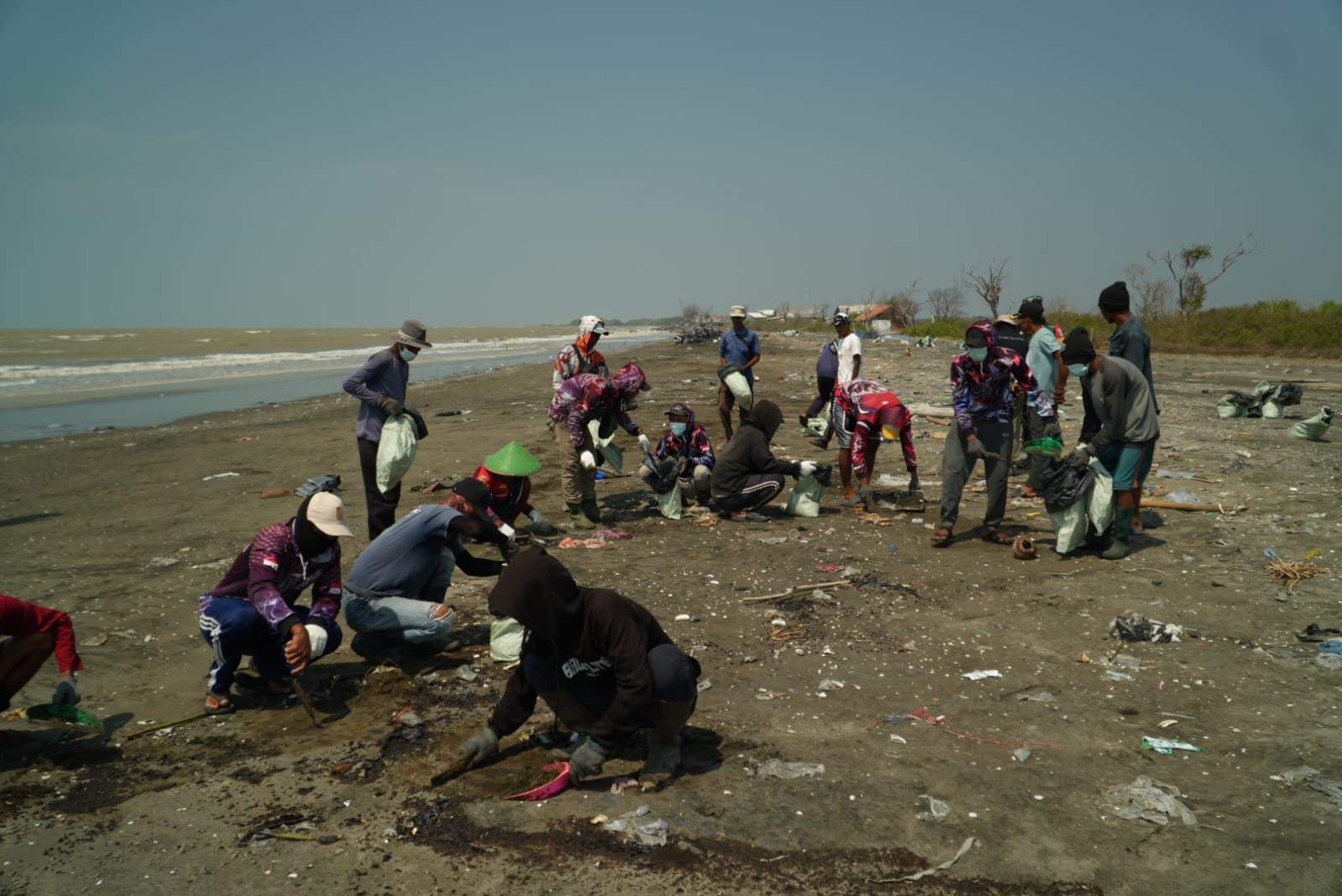 Ceceran Minyak Kotori Pesisir Karawang, Warga Turun Bersihkan Pantai