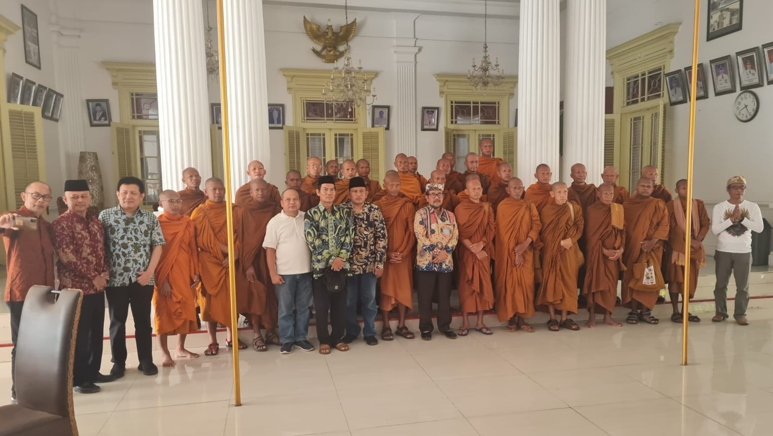 Disambut Bupati Cirebon, Biksu yang Jalan Kaki Menuju Candi Borobudur Puji Toleransi Beragama di Indonesia