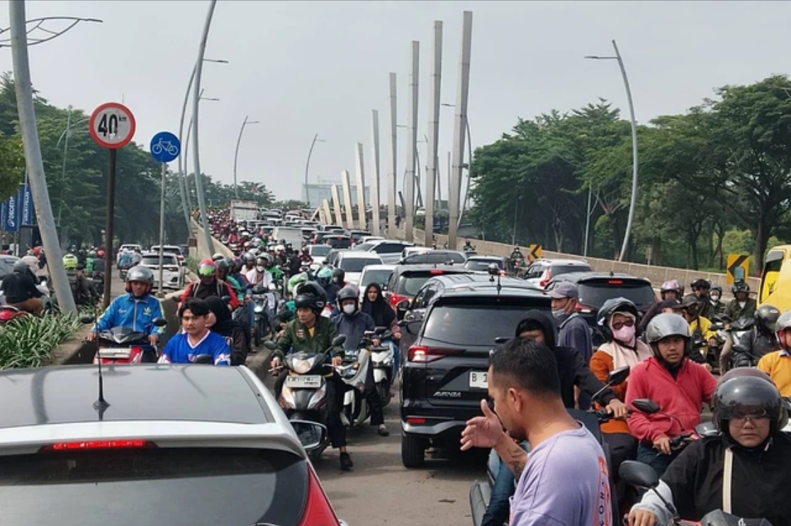 Arus Lalu Lintas di Jalan Ahmad Yani Bekasi Padat