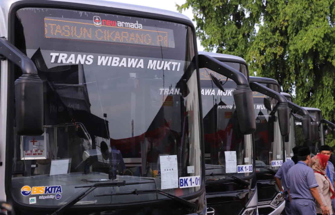 Warga Beralih ke LRT dan Bus Usai Transportasi Terganggu