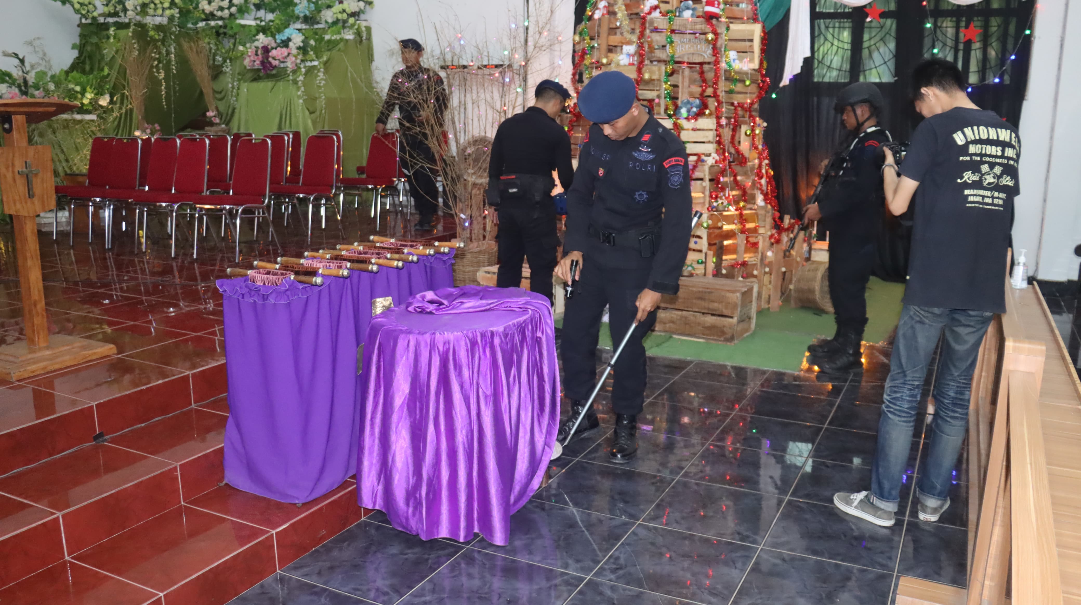 Berikan Rasa Aman Bagi Umat Kristiani, Polres Karawang Sterilisasi Gereja Sebelum Perayaan Natal 2023