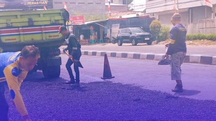 Dinas PUPR Karawang Laksanakan Giat Rutin Pemeliharaan Jalan Rawagabus