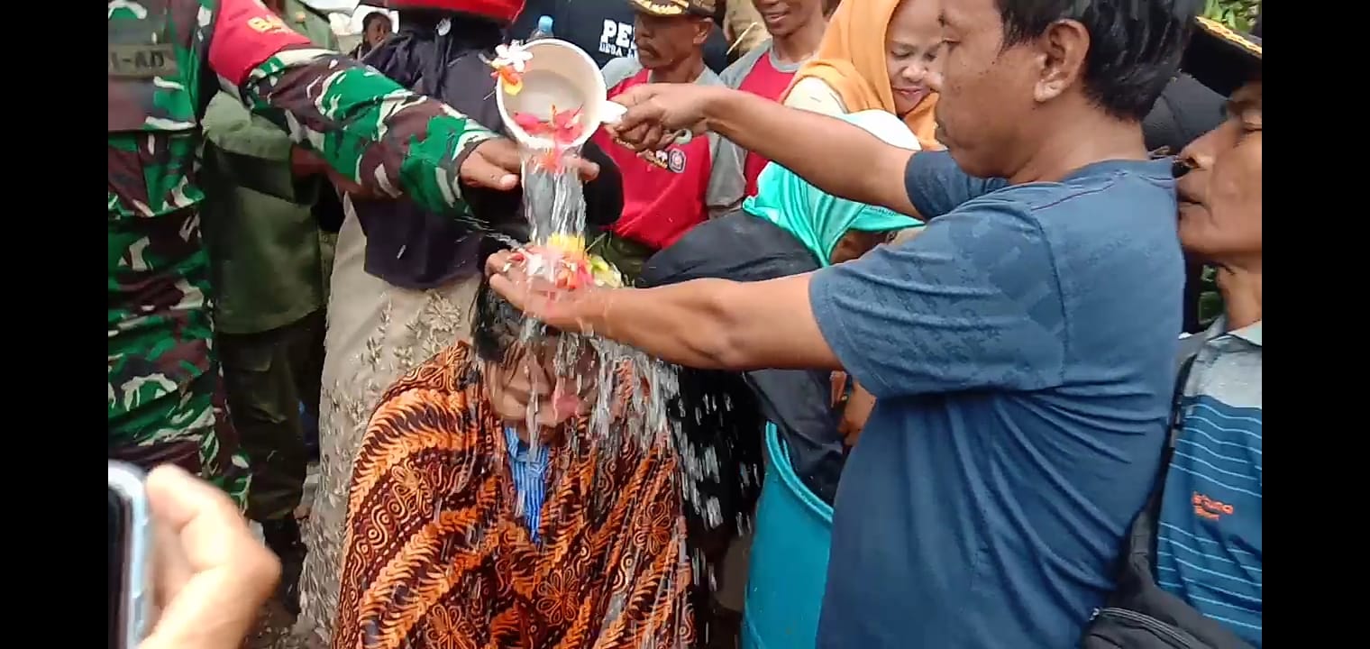 Tolak Bala, Kepala Desa dan Warga di Karawang Mandi Kembang Bersama