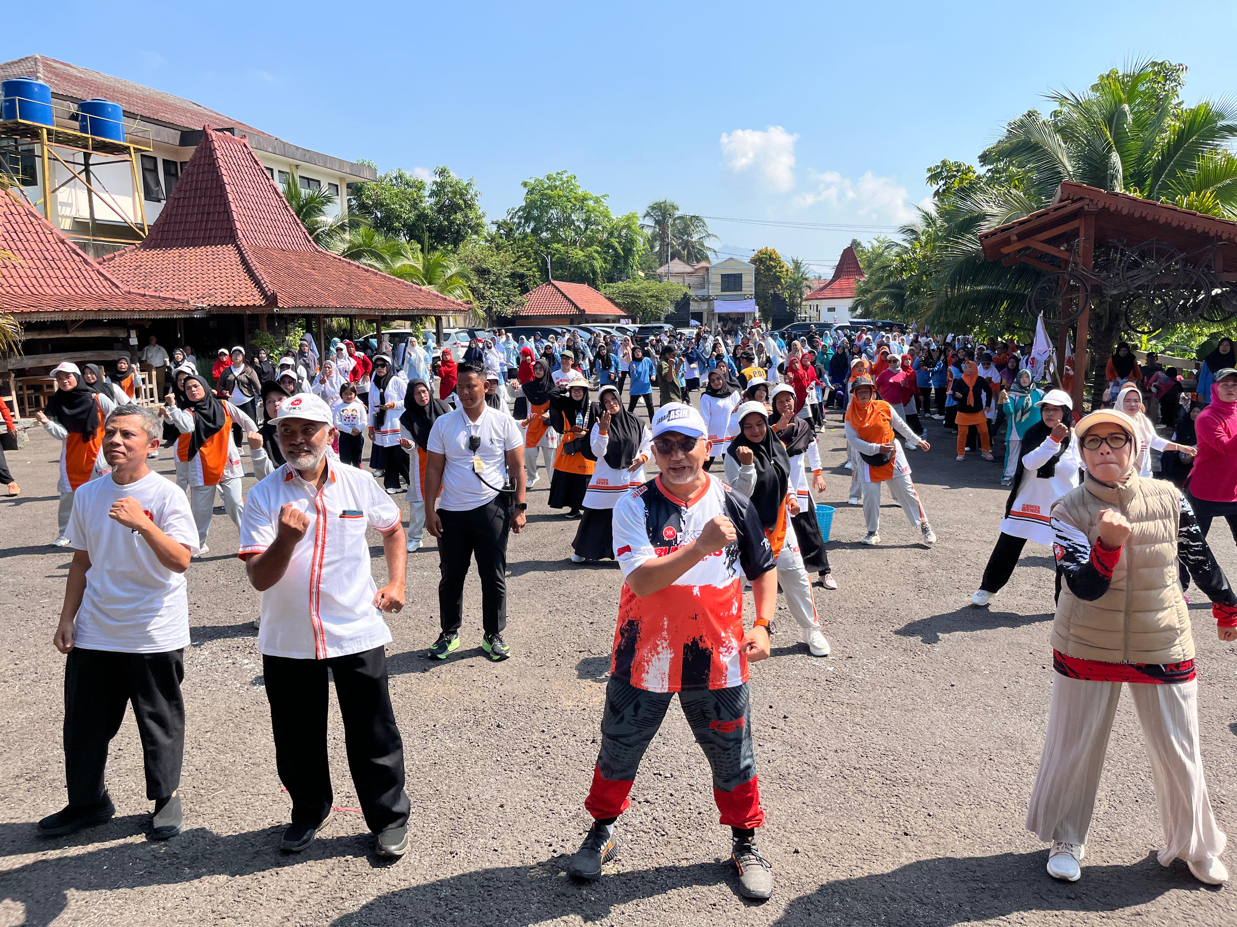 Senam Bareng Cagub Jabar Ahmad Syaikhu, Emak-emak Cianjur Suarakan Dukungan untuk Pasangan ASIH