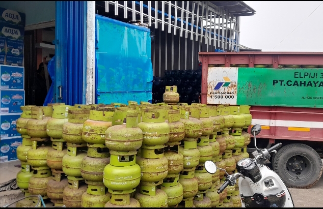 Kelangkaan Gas LPG 3 Kg di Kabupaten Bekasi, Warga Mengeluh Antrean Panjang