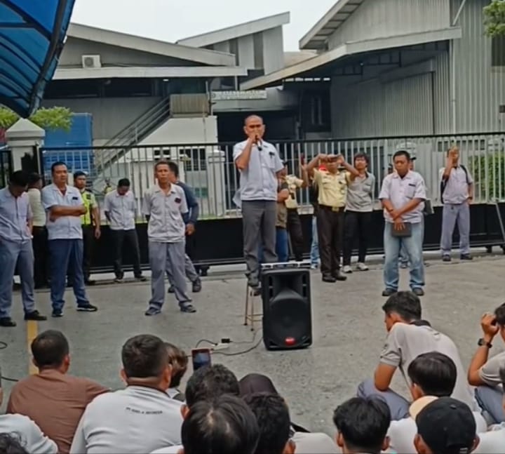 Detik-detik PT PT Hung-A Mengumumkan Penutupan Operasional Pabrik, Para Karyawan Hanya Tertunduk 