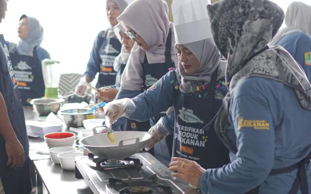 Kembangkan Produk Olahan Ikan, Dinas Perikanan Karawang Gelar Diversifikasi Perikanan