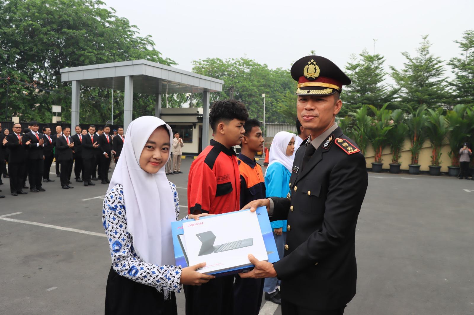 Jaga Pelajar, Polres Metro Bekasi Kota Bersama Bank Raya Serahkan Lima Tablet kepada Siswa SMK