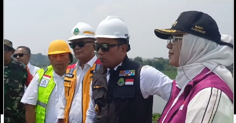 Emak-emak Karawang Sambut Ridwan Kamil Saat Meninjau Jembatan Walahar