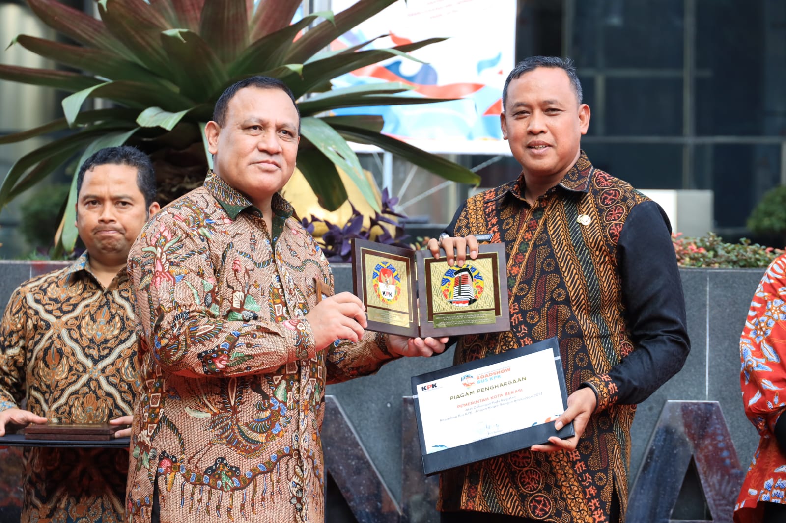 Kota Bekasi Diberi Penghargaan Atas Dukungan Roadshow Bus KPK 