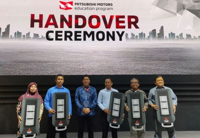 MMKSI Berikan Triton dan Xpander ke SMK di Indonesia