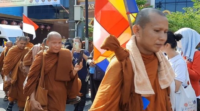 Rombongan Biksu yang Melaksanakan Perjalanan Spritual Menuju Candi Borobudur Sempat Singgah di Kota Bekasi