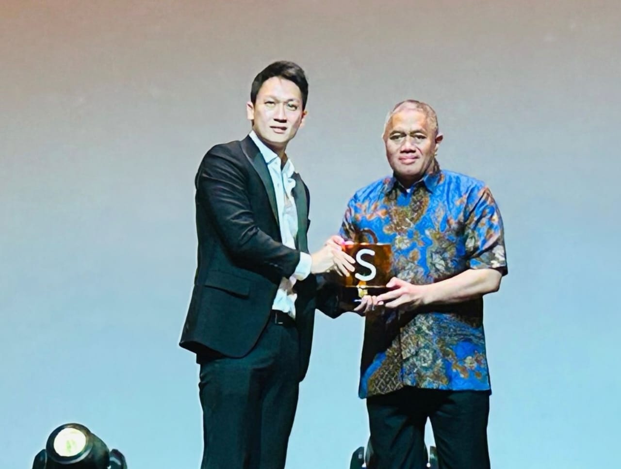 Shopee Super Awards 2023 : JNE Raih Penghargaan Super Logistic Partner