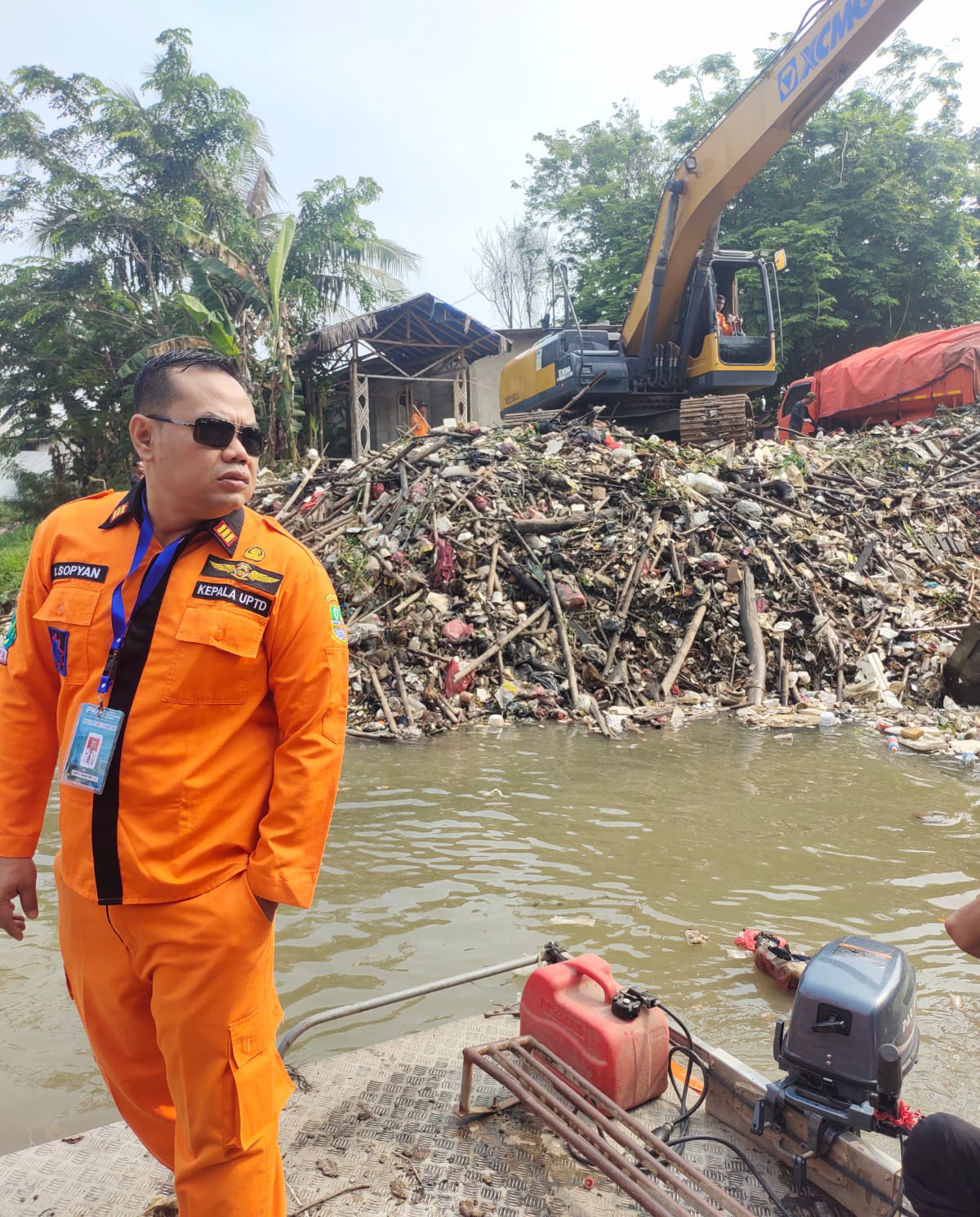 UPTD LH Wilayah III Bekasi Angkat 56 Ton Sampah dari Bendung Srengseng Hilir