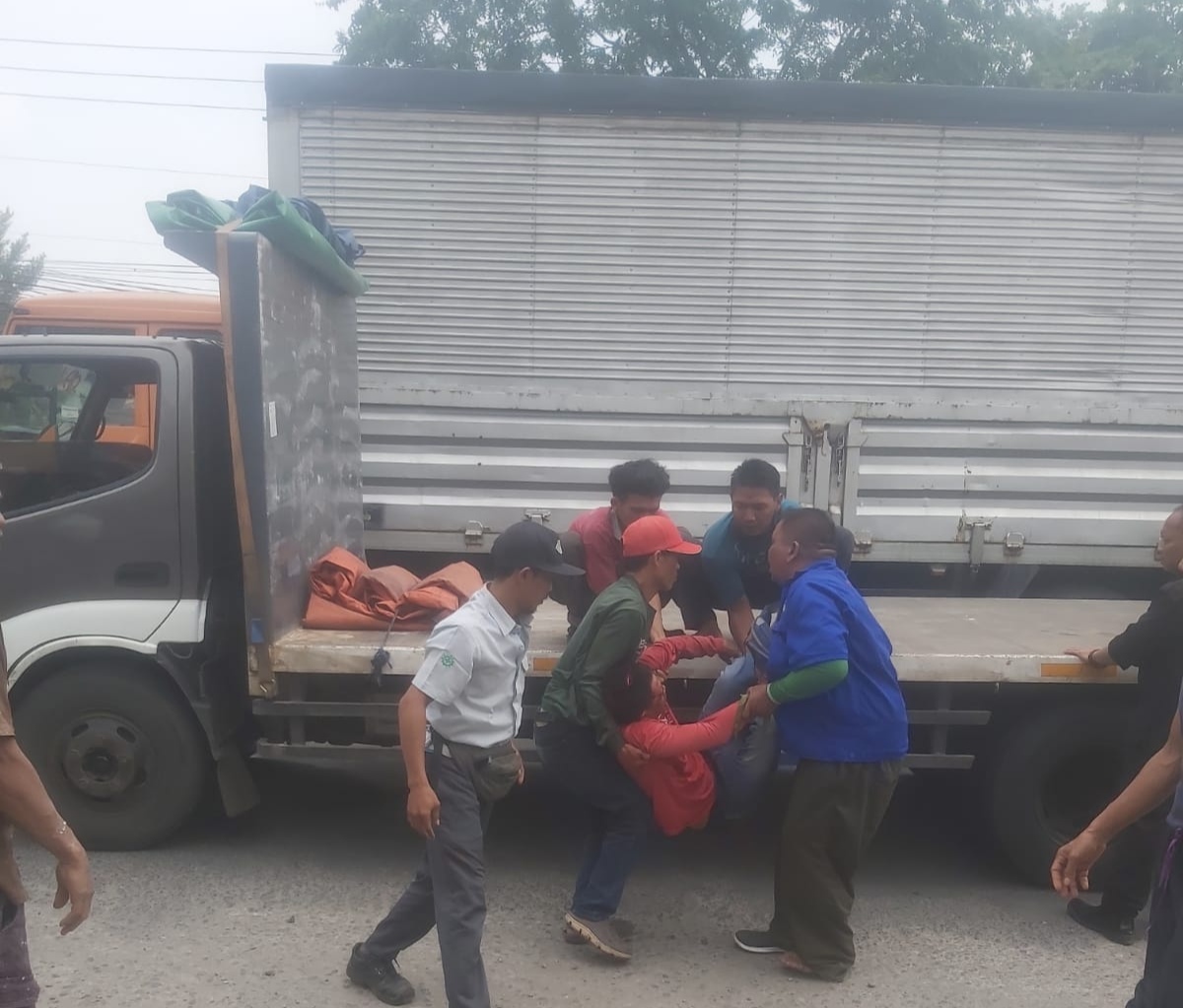 Nahas, Mobil Besi Baja Menimpah Pedagang Buah