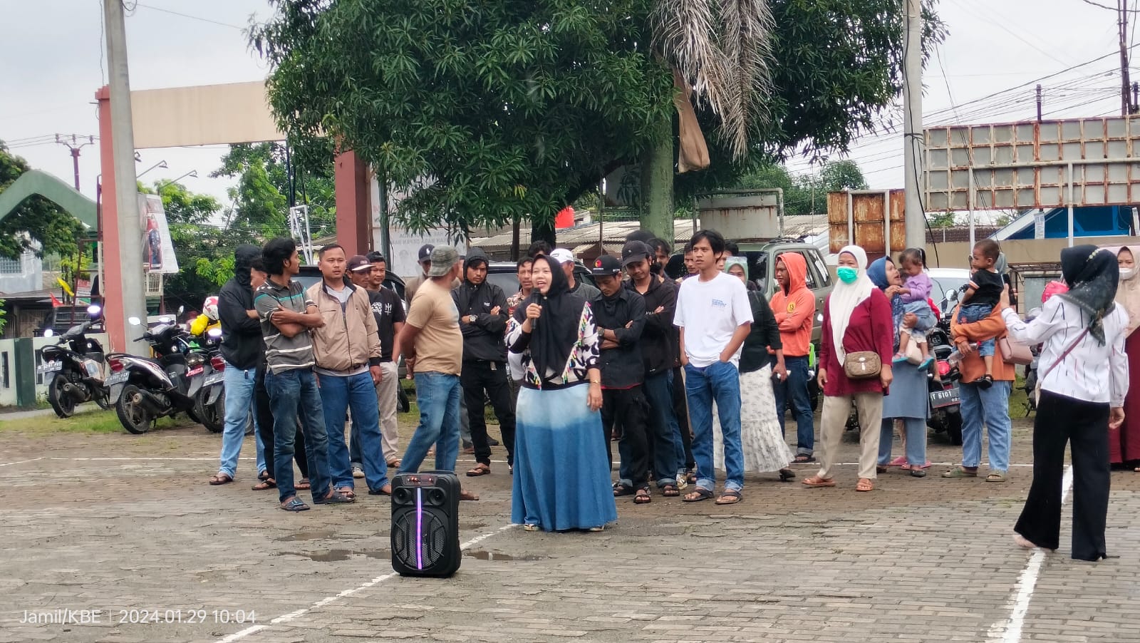 Puluhan Warga Cibarusah Tuntut Peleburan Alumunium Ilegal Ditutup Permanen, Ini Sikap Camat Rusdi