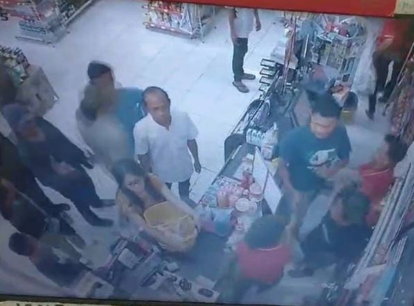 Viral, Karyawan Minimarket di Karawang Dipukuli Sejumlah Preman, Diduga Karena Minta Jatah Rokok