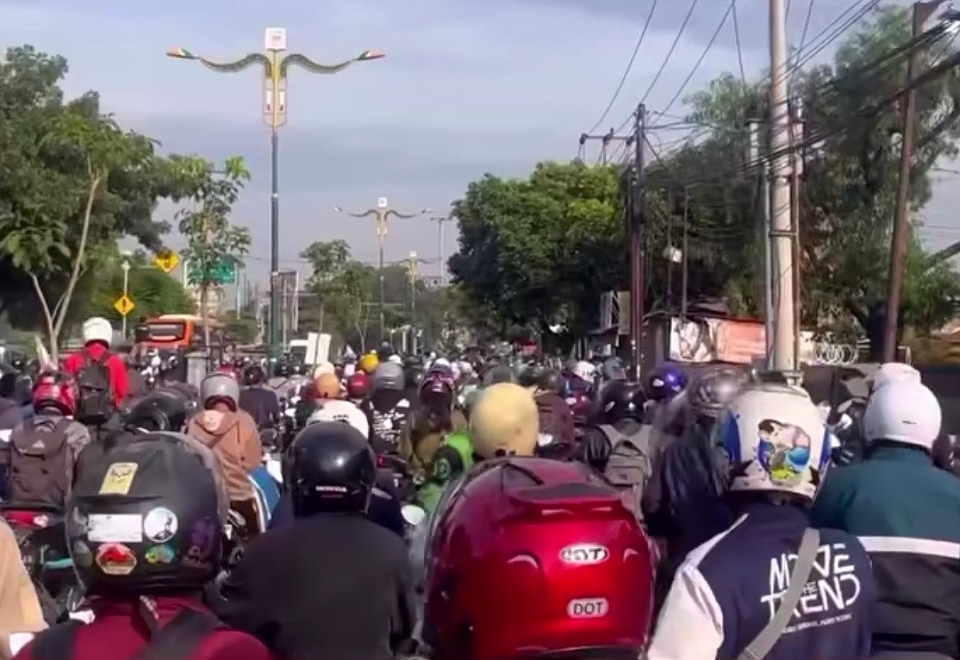 Macet Parah di Kalimalang Grand Wisata, Pengendara Terjebak Antrean Panjang