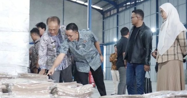 Pjs Bupati Karawang Cek Kesiapan Gudang Logistik KPU Karawang