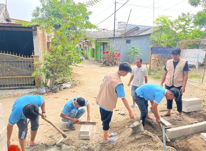 Mahasiswa KKN UBP Karawang Bangun TPS di Desa Kedungwaringin, Dorong Kesadaran Lingkungan Warga