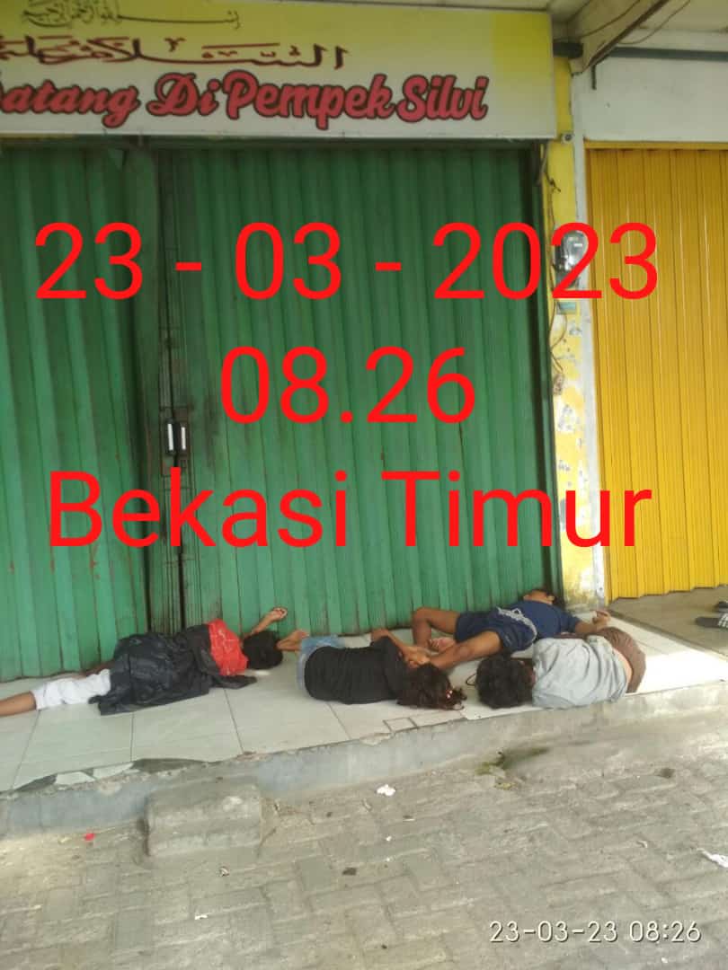 4 Anak Sudah Dua Bulan Tidur di Emperan Depan Ruko di Pebatasan Kota-Kabupaten Bekasi, Ini Salah Siapa?